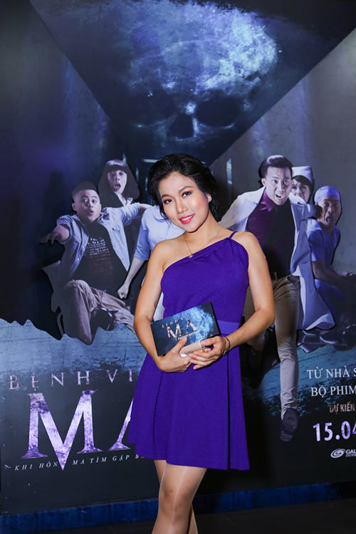 Thùy Dương gây chú ý khi diện 2 váy đi xem phim - 4