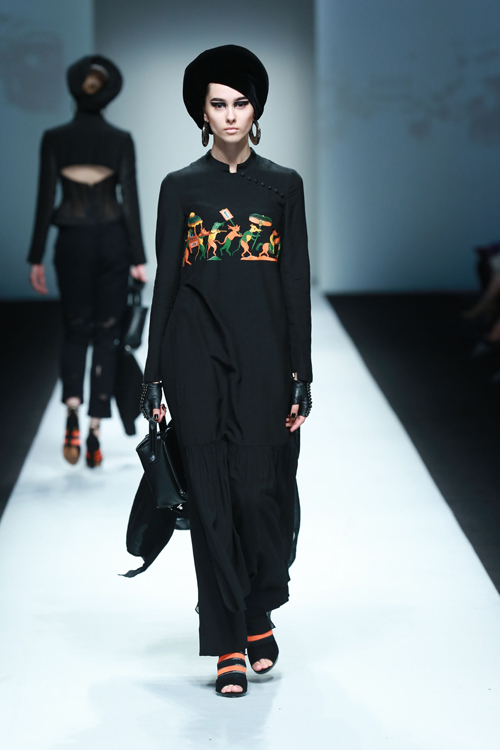 Xuân Lan bất ngờ đội nón quai thao tái xuất sàn catwalk - 4