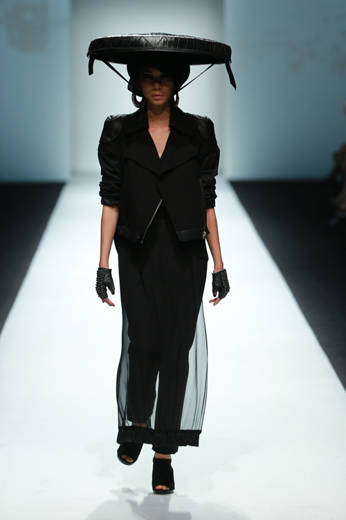 Xuân Lan bất ngờ đội nón quai thao tái xuất sàn catwalk - 3