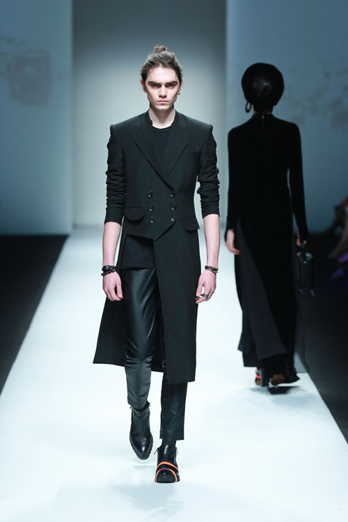 Xuân Lan bất ngờ đội nón quai thao tái xuất sàn catwalk - 16
