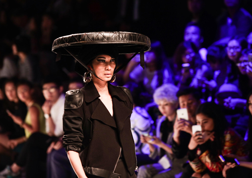 Xuân Lan bất ngờ đội nón quai thao tái xuất sàn catwalk - 1