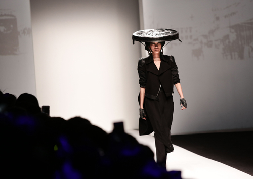 Xuân Lan bất ngờ đội nón quai thao tái xuất sàn catwalk - 2