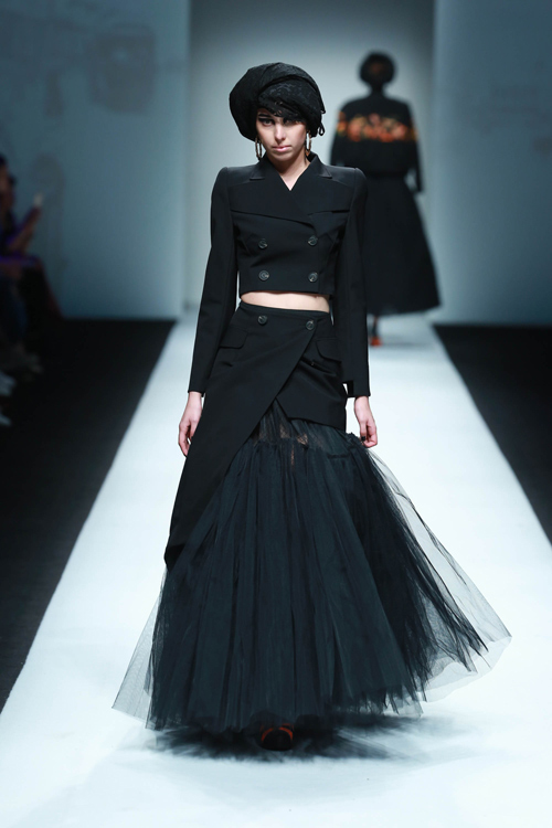 Xuân Lan bất ngờ đội nón quai thao tái xuất sàn catwalk - 10