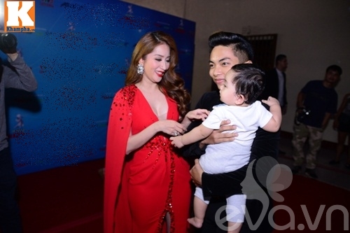 Phan Hiển bế con trai tới ủng hộ Khánh Thi - 1