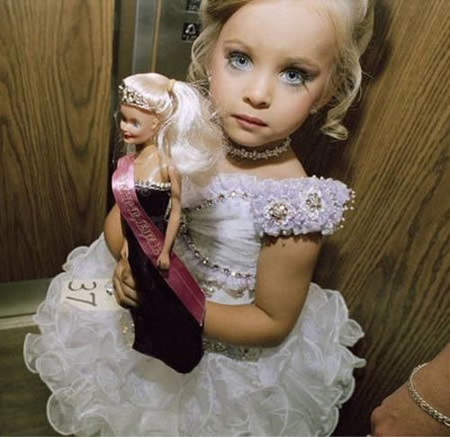 Ép con gái tiêm botox, nhuộm da để thi hoa hậu nhí - 8