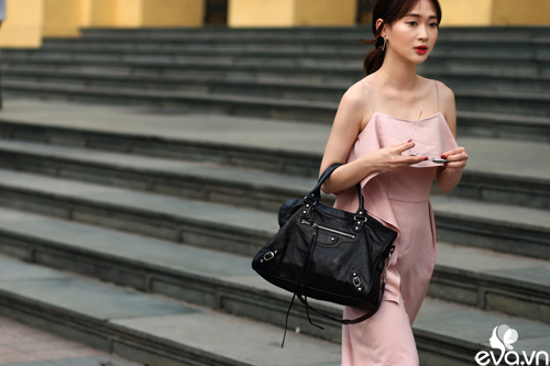 Street style tuần: Màu xám đang làm chị em say như điếu đổ - 1