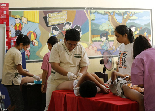 Rùng mình lễ cắt bao quy đầu cho 300 cậu bé tại Philippines - 6
