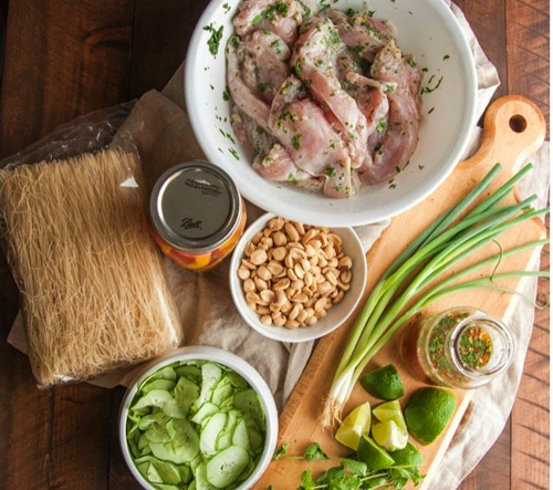 Bún trộn thịt gà hấp dẫn cuối tuần - 1