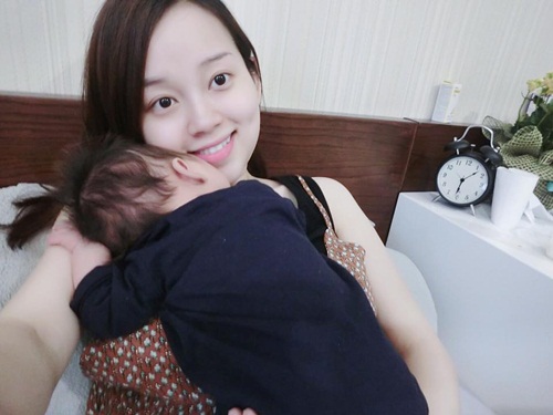 Ly Kute khoe ảnh cận mặt con trai giống hệt Mạc Hồng Quân - 2