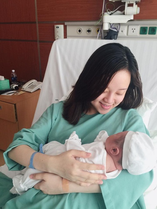 Ly Kute khoe ảnh cận mặt con trai giống hệt Mạc Hồng Quân - 3