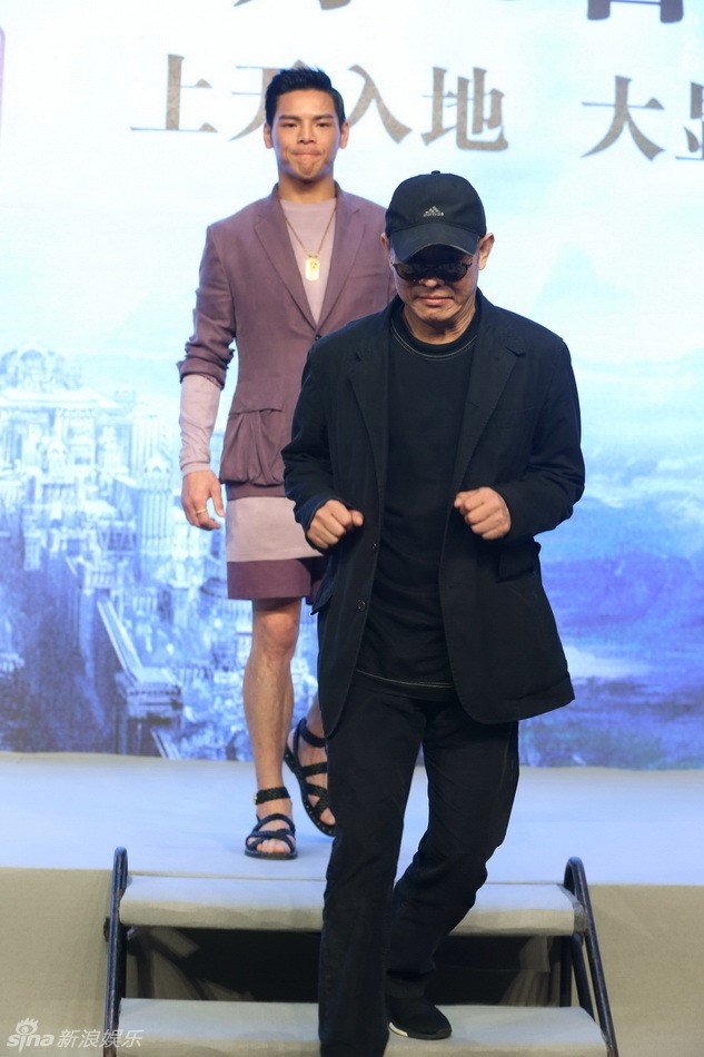 Sức khỏe kém, Lý Liên Kiệt di chuyển khó khăn - 1