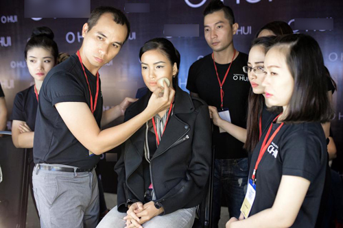 Chuyên gia tiết lộ hậu trường make up tuần lễ VN Quốc tế - 1