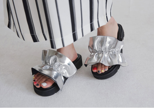 Chưa bao giờ dép lê sang chảnh như lúc này - 1