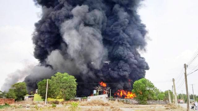 Khói đen mù mịt bao trùm xưởng phế liệu ở Biên Hòa - 1