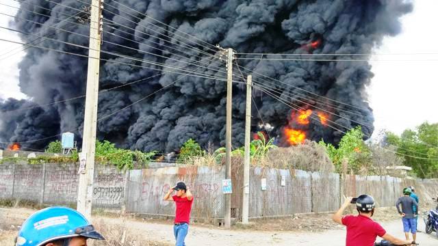 Khói đen mù mịt bao trùm xưởng phế liệu ở Biên Hòa - 2