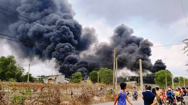 Khói đen mù mịt bao trùm xưởng phế liệu ở Biên Hòa - 3