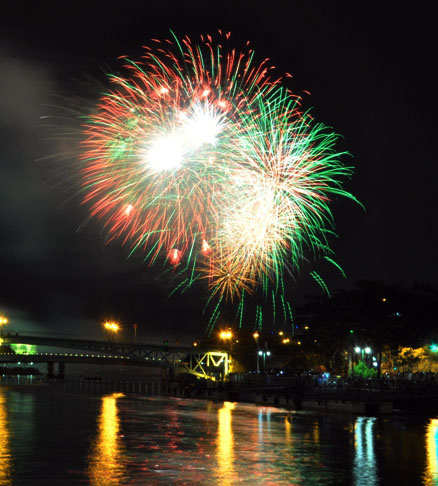 Ngắm pháo hoa rực sáng trên bầu trời Sài Gòn đêm 30/4 - 1