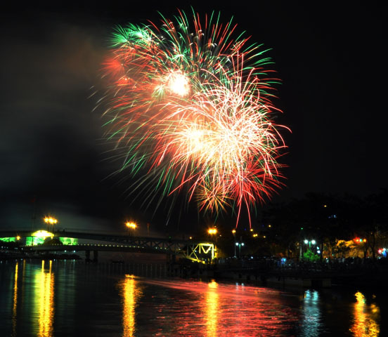 Ngắm pháo hoa rực sáng trên bầu trời Sài Gòn đêm 30/4 - 2