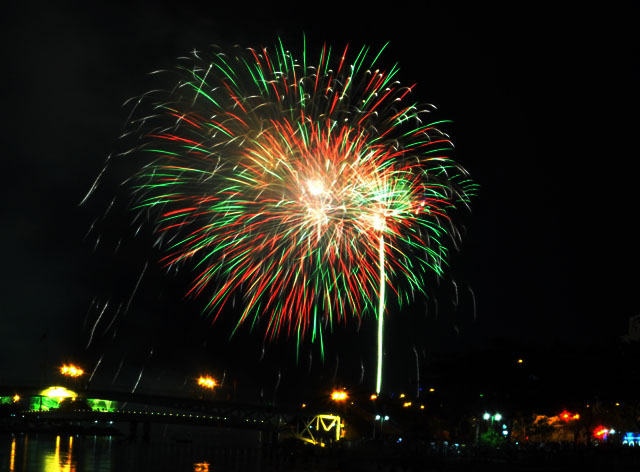 Ngắm pháo hoa rực sáng trên bầu trời Sài Gòn đêm 30/4 - 3