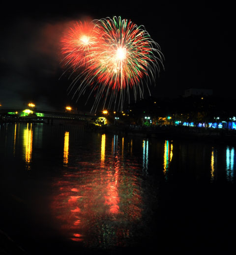 Ngắm pháo hoa rực sáng trên bầu trời Sài Gòn đêm 30/4 - 4