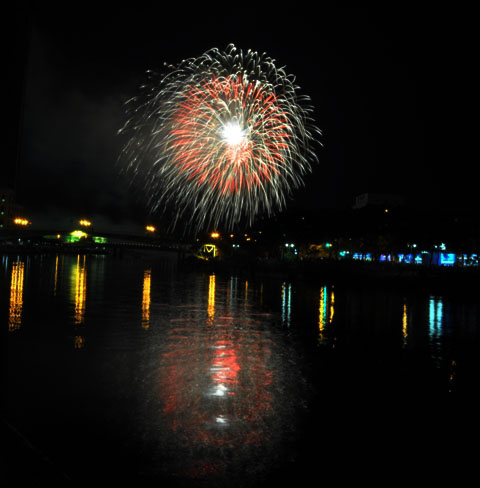 Ngắm pháo hoa rực sáng trên bầu trời Sài Gòn đêm 30/4 - 5