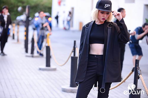 Thời trang kỳ nghỉ lễ đẹp bất ngờ của chị em hai miền - 10