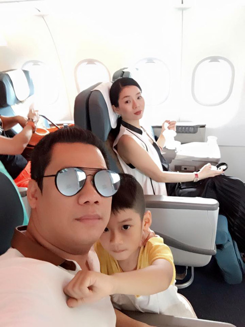 Quý tử nhà Lệ Quyên quấn mẹ khi đi du lịch Phú Quốc - 4