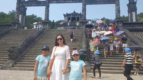 Gia đình Thúy Hạnh - Minh Khang quot;đội nắngquot; đi chơi ở Huế - 2