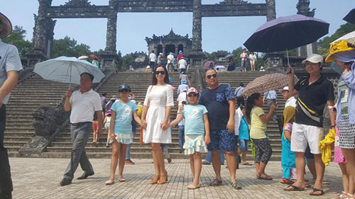 Gia đình Thúy Hạnh - Minh Khang quot;đội nắngquot; đi chơi ở Huế - 1