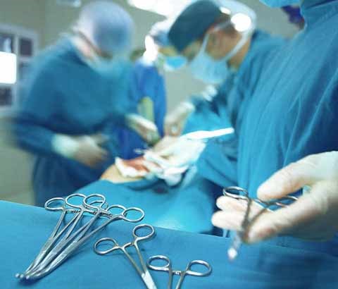 Lấy cây kim nằm trong bụng bệnh nhân suốt 15 năm - 1