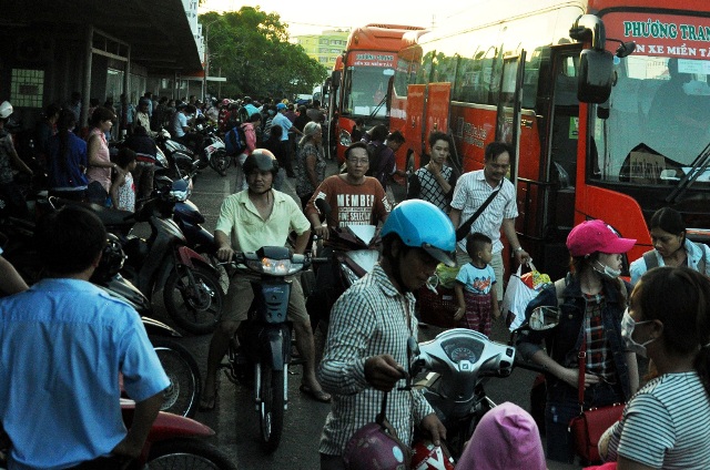 Người dân ùn ùn đổ về TP.HCM, cửa ngõ phía Tây kẹt cứng - 1