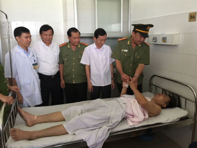 Uống thuốc sâu tự tử sau khi chém công an phường - 1