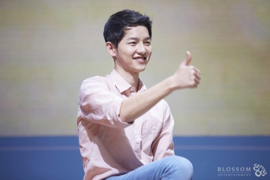 Bao trọn khách sạn vì muốn gặp quot;Đại úyquot; Song Joong Ki - 2