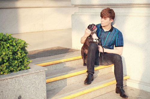 Nathan Lee rạng ngời khi dắt cún cưng đi dạo phố - 2