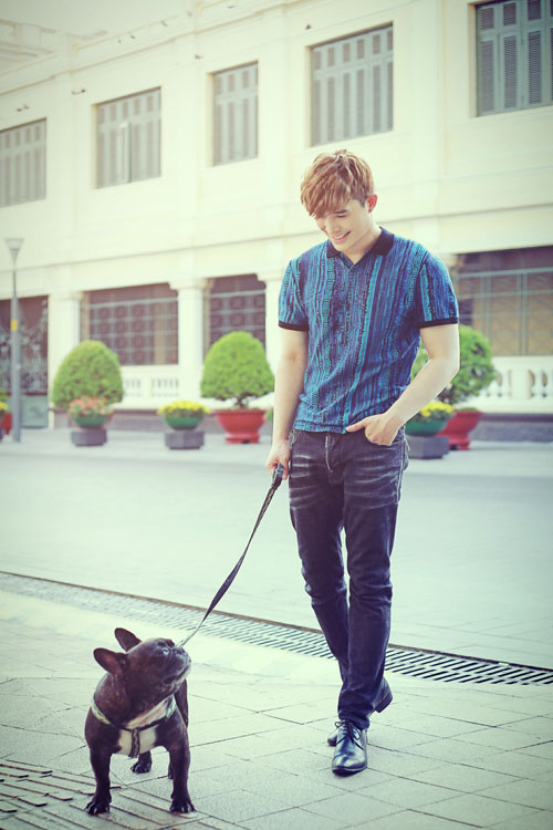 Nathan Lee rạng ngời khi dắt cún cưng đi dạo phố - 3