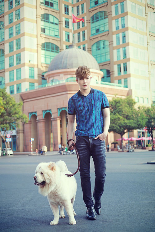 Nathan Lee rạng ngời khi dắt cún cưng đi dạo phố - 1