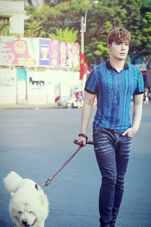 Nathan Lee rạng ngời khi dắt cún cưng đi dạo phố - 4