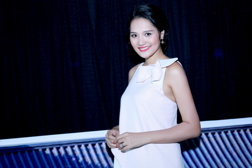 HH Hương Giang khoe bụng bầu 7 tháng tại sự kiện - 1