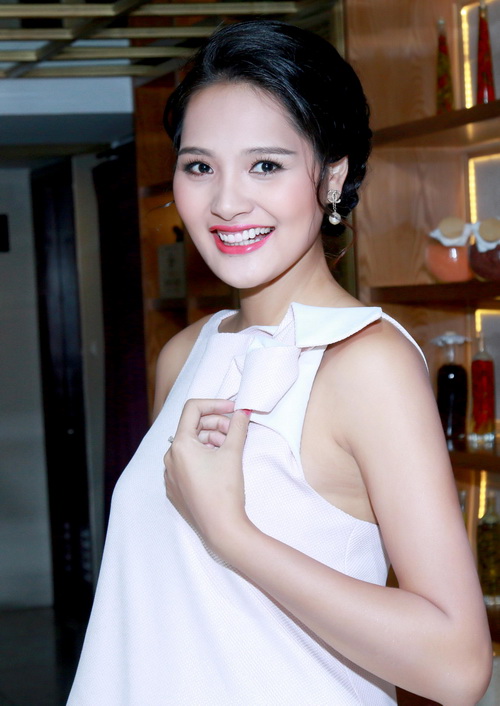 HH Hương Giang khoe bụng bầu 7 tháng tại sự kiện - 8
