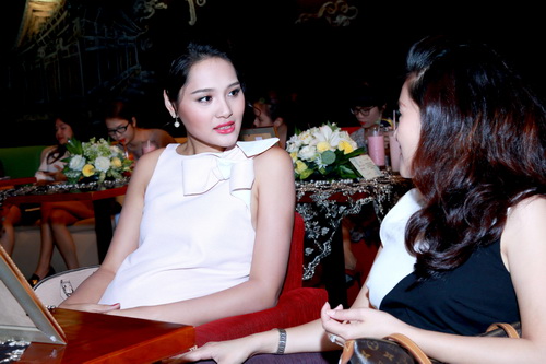 HH Hương Giang khoe bụng bầu 7 tháng tại sự kiện - 11