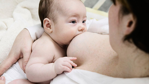 6 vấn đề bất thường khi cho con bú lúc mới sinh - 1