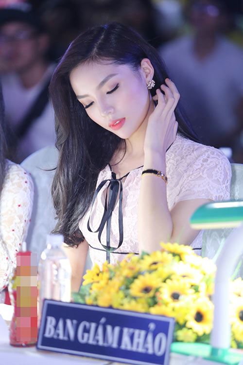 Hoa hậu Kỳ Duyên đẹp tươi tắn, vượt qua ồn ào - 4