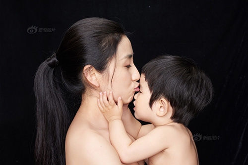 “Tan chảy” với bộ ảnh tuyệt đẹp về nụ hôn của mẹ và con - 1