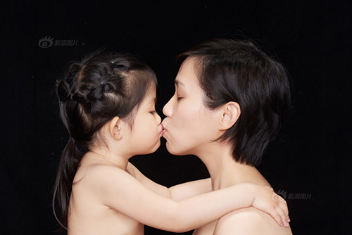 “Tan chảy” với bộ ảnh tuyệt đẹp về nụ hôn của mẹ và con - 2