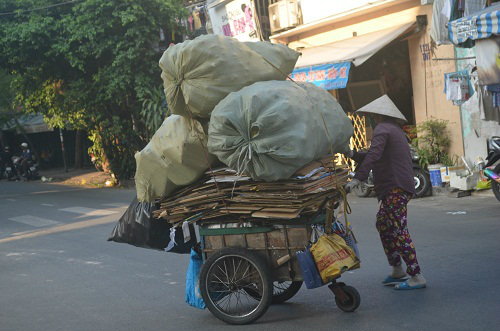 Những phụ nữ ở #039;phố ve chai#039;: Gồng mình lao động để con được đi học - 2