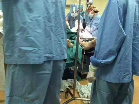 Bệnh nhân đâm nha sĩ 30 nhát vì... răng đổi màu - 2