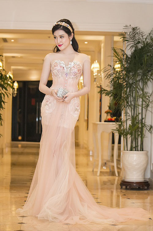 Chấm điểm váy áo của 2 Á hậu hot nhất Vbiz - 3
