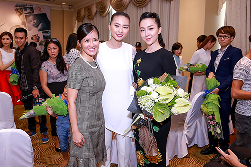 Linh Nga nổi bật với váy thêu hoa cúc cao quý - 9