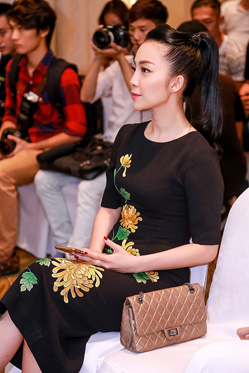 Linh Nga nổi bật với váy thêu hoa cúc cao quý - 6