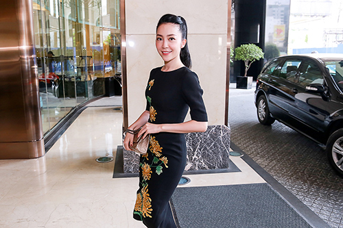 Linh Nga nổi bật với váy thêu hoa cúc cao quý - 1